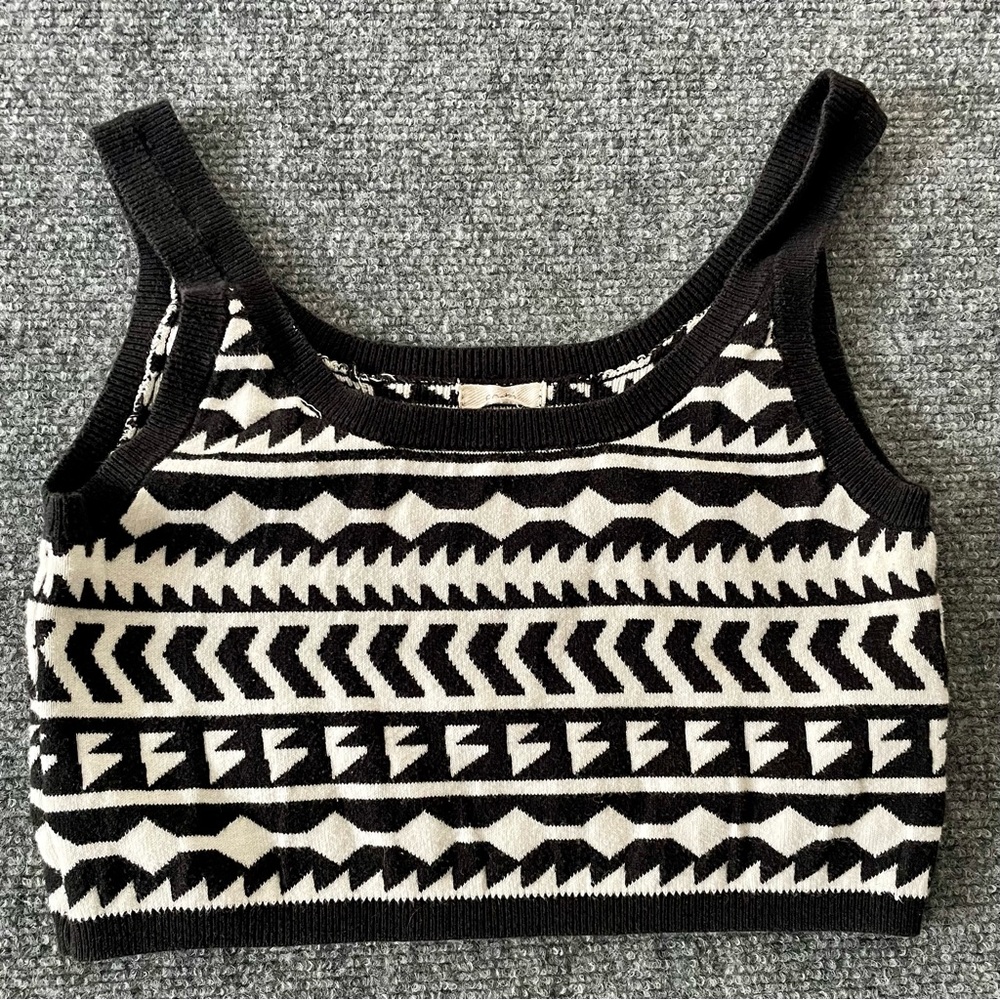 Ecote Black and White Geometric Crop Top